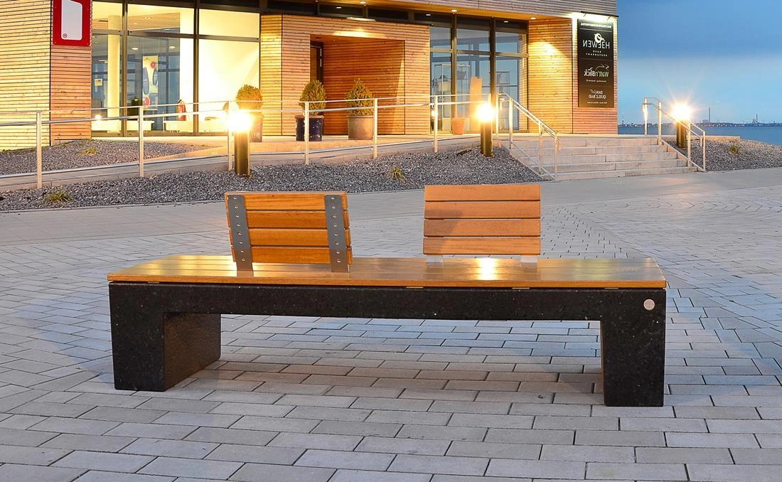 Banco Eraclea con diseño contemporáneo en madera y hormigón.