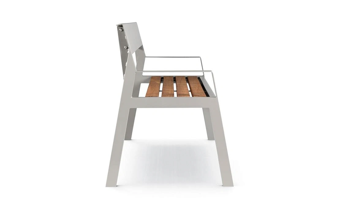 Banco urbano con apoyabrazos y asiento de madera sobre estructura metálica.