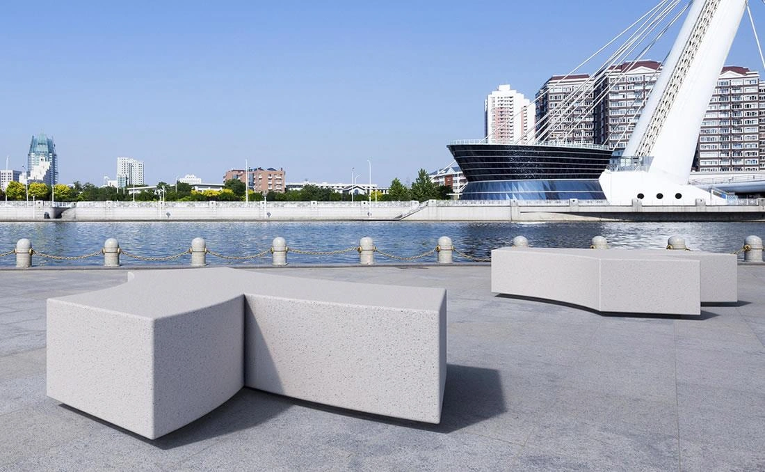 Banco Kubb de hormigón con diseño modular para exteriores.