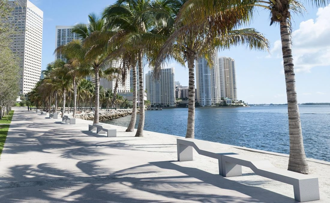 Bancos urbanos Venezia en paseo junto al mar con palmeras